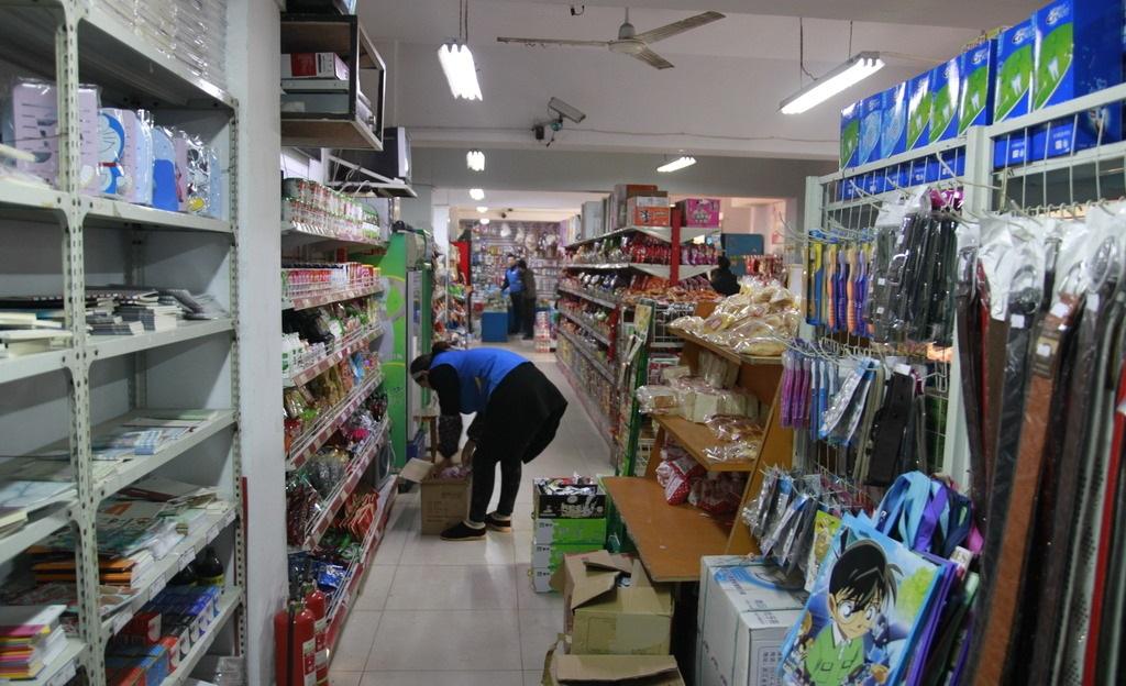 校園小賣鋪 承載幾代人記憶的“時(shí)光驛站”，為何在日用品銷售中悄然隱退？